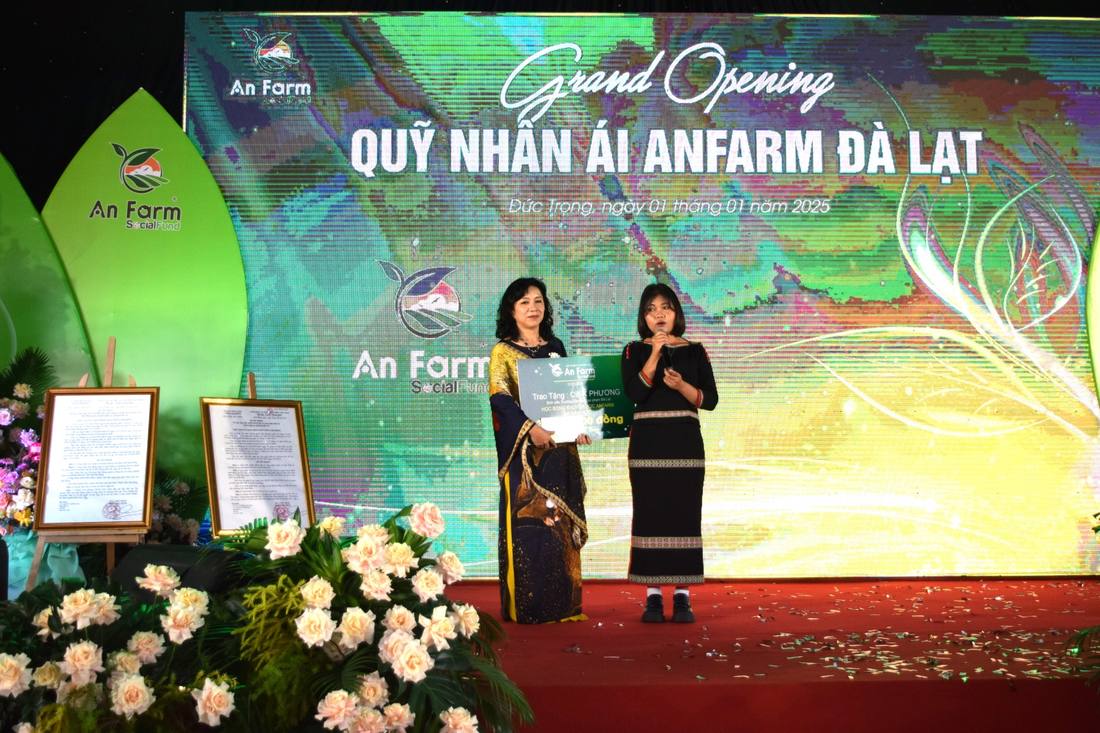 Trao học bổng tại lễ ra mắt quỹ