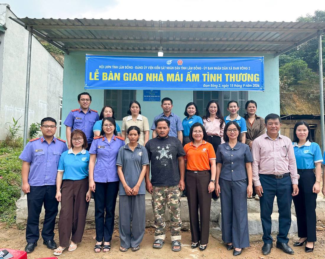 Đoàn của quỹ và gia đình nhận nhà trước căn mái ấm tình thương mới bàn giao ở Đam Rông 2