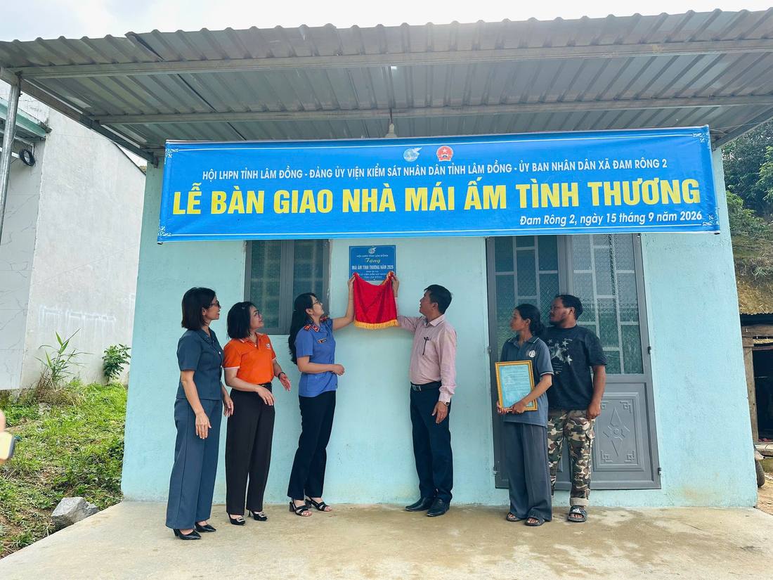 Gắn biển bàn giao nhà mái ấm tình thương ở Đam Rông